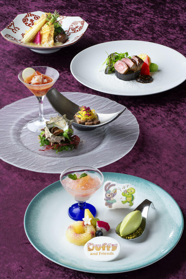 “ダッフィー&フレンズの フィルド・ウィズ・ジョイ!” ディナーコース 14,000円|東京ディズニーシー・ホテルミラコスタ「シルクロードガーデン」|販売期間:2025年7月3日(木)〜9月15日(月)