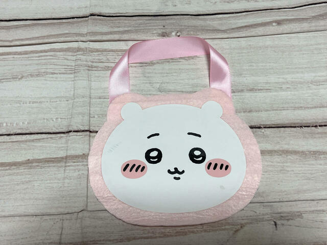 片方のフェルトにちいかわのお顔を貼ります