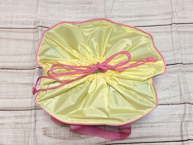 買い物の際にレジかごにセットできる仕様。上部に巾着付きで、物が飛び出す心配はありません♪