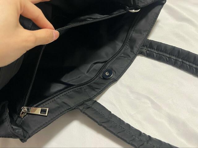 【niko and… オリジナル2WAYマルチトートバッグM】大きめのファスナー付きのポケットがあるので貴重品も失くさない!