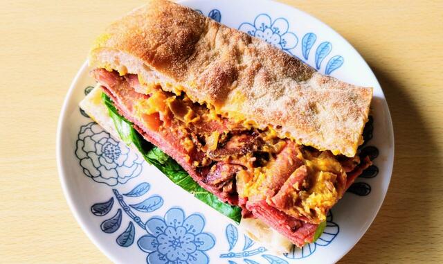 【コストコ　ローストビーフチャバタサンドイッチ　5P　2480円】マスタード＆レホールソースが味の決め手