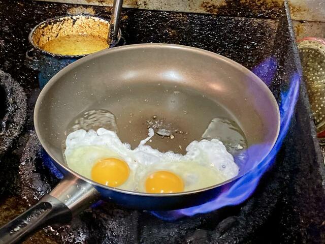 【Heart Restaurant 安ざわ家 練馬店 】キングチャーシュー定食の注文を受けたら、目玉焼きを半熟に仕上げます