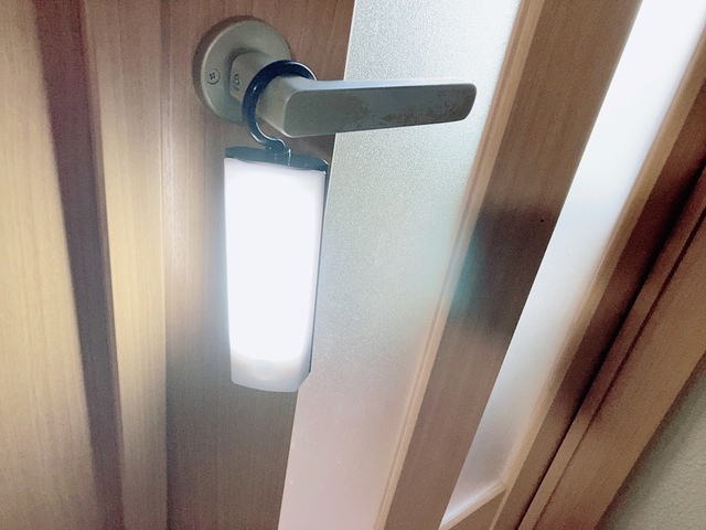 【カインズ オーム電機 LEDセンサーライト 乾電池式 フック型】ドアの取手にも引っ掛けられます