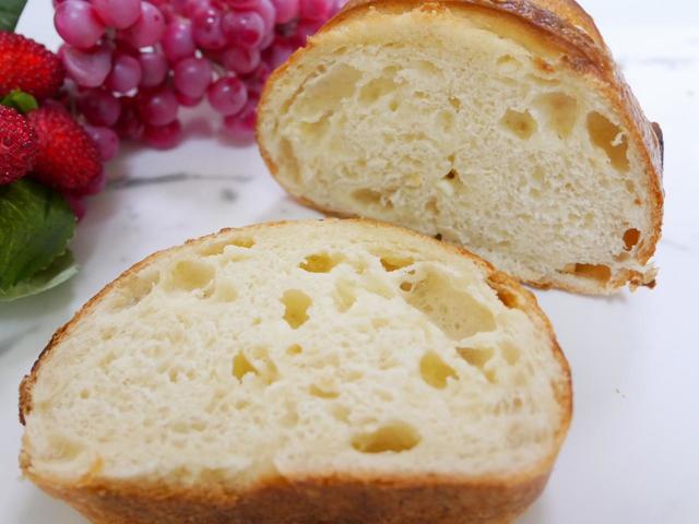 生地の中にもホワイトチョコレートが練り込んであります。デリスブラン／324円（税込）