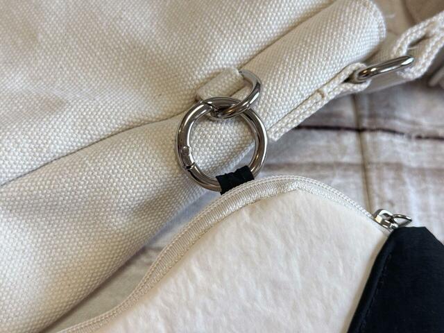 取り外し可能なので、他の手持ちのバッグにもつけられます♪