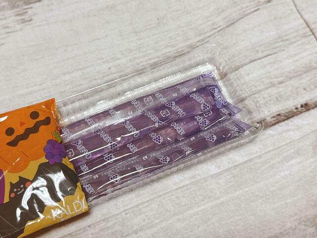 【カルディ オリジナル ハロウィン スティックゼリー ぶどう味】冷やして食べるのがおすすめ！