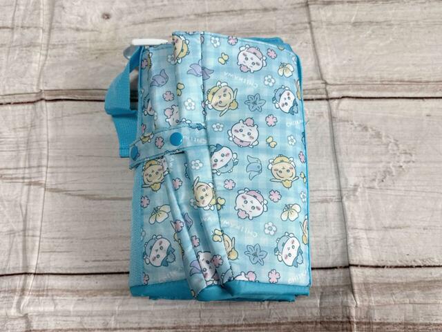 背面のストラップで折りたたんだバッグをまとめられます