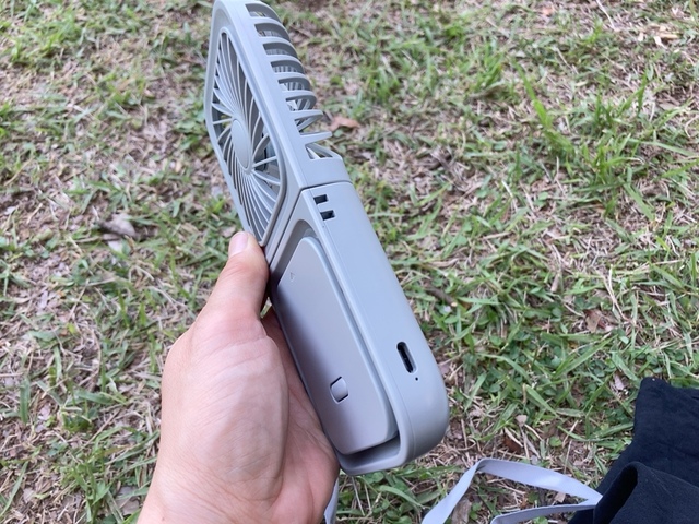 【3COINS 4WAYハンディファン】ファンをパカッと開くと手持ち扇風機に早変わり