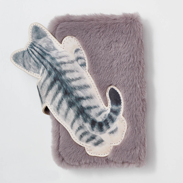 猫がのぞくふわふわスマホケース　サバトラ