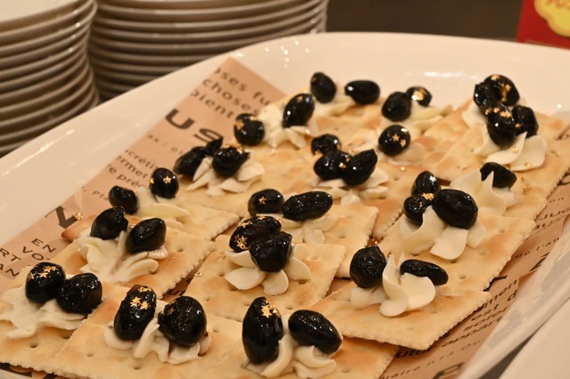 【紀文・おせちアレンジ】黒豆とクリームチーズでカナッペ風に