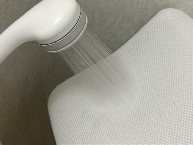 【ニトリ　3次元立体構造まくら】シャワーで洗ってみました。ヘタることはなく、かたさは変わらず