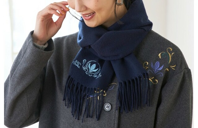 刺繍モチーフのストール（選べるキャラクター）｜￥ 4,990 （税込）