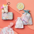 ぬいぐるみキーホルダー ¥3,300、スクエアポーチ ¥2,200、巾着セット ¥2,420