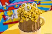 「ウッドストックのルートビア風ポップコーンチョコレートケーキ」＜期間：2024年7月6日〜9月16日＞【【スヌーピー】カラフルな“サーカススイーツ”が食べ放題！ヒルトン広島でスヌーピーと仲間たちの夏のスイーツカーニバル！】