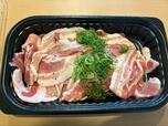 【ロピア サムギョプサル(豚バラ)スペイン産】スライスが厚すぎず薄すぎず、焼き加減の調整がしやすい厚みです!脂の白さと赤身の鮮やかさがくっきりしていて、見ているだけで焼き上がりを想像してワクワクします♪