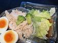 【セブン-イレブン たんぱく質が摂れる 鶏むね肉のサラダ】鶏肉とゆでたまごが入っています