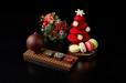 「「クリスマスオーナメント チョコレートフィギュア」（画像左）、「クリスマスツリー チョコレートフィギュア」（画像右）」＜各6,000円、5,500円＞【ザ・リッツ・カールトン東京のクリスマス】