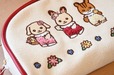 【シルバニアファミリー展40th】「サガラ刺繍ポーチ」2,500円/もこもこのサガラ刺繍がかわいい!