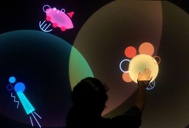 《ミルアンサンブル》 Ponboks（本多大和） ©Ponboks (yamato HONDA)／壁に手をかざすと音が鳴り、となりで手をかざしている人と一緒に合奏も楽しめます。