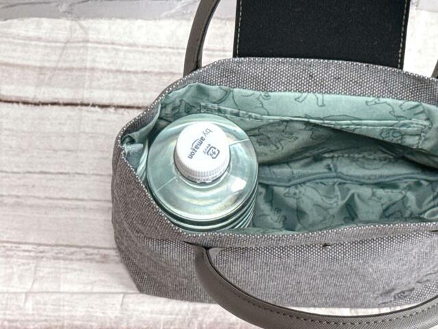 【カルディ ネコの日バッグ/オリジナル バッグ】550mLペットボトルはやや飛び出す高さ。横向きに入れるのが良さそうです