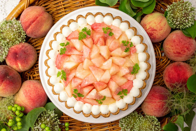 【キル フェ ボン】「桃とミルクムースのタルト」真上から見たタルト