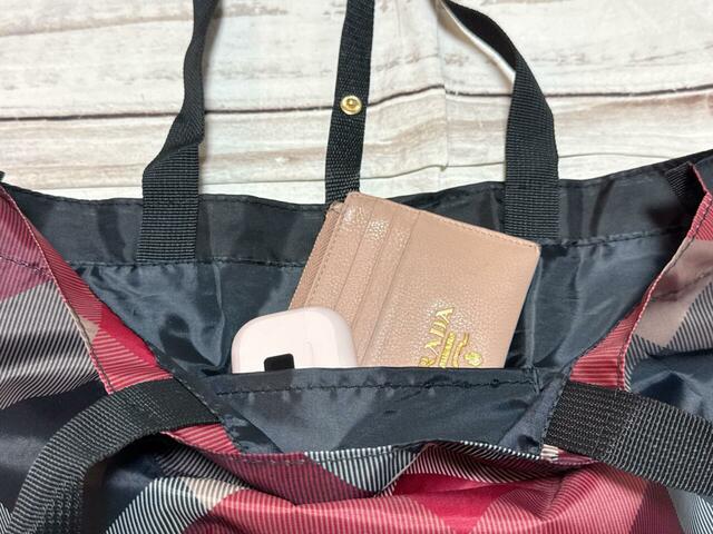 ポケットにはお財布代わりのフラグメントケースとイヤホンを収納