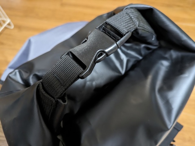 【ワークマン 防水サーモリュック】上部をくるくると丸めたら左右をバックルで留めて