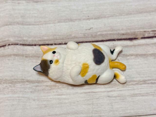 「1．へそ天 三毛」ほっぺたとおしりのぷっくり具合にこだわった太めの造形がGood！