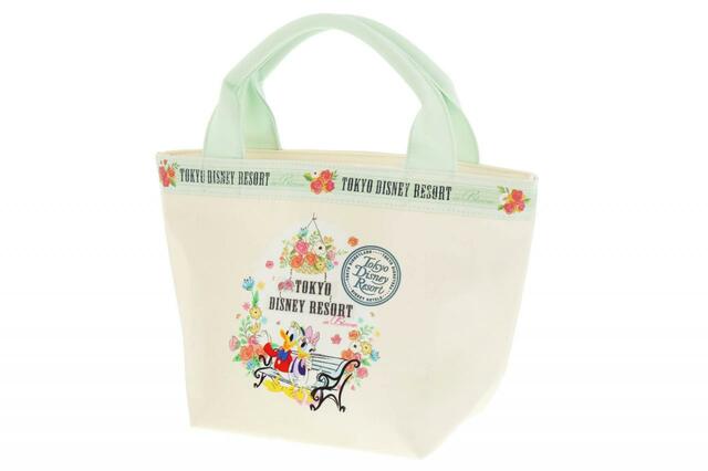 ランチバッグ 2,500円｜東京ディズニーリゾート「花咲き誇るパークを満喫するミッキーたちが描かれたグッズ」｜販売店舗：東京ディズニーランド「ホームストア」、東京ディズニーシー「ヴィラ・ドナルド・ホームショップ」｜発売日：2024年4月25日（木）