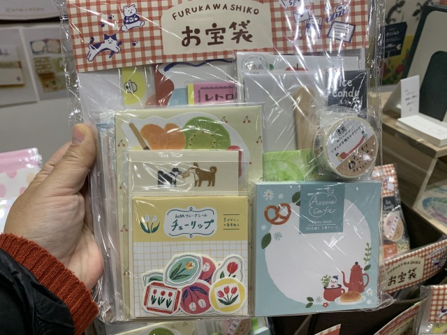 ミニメモやシールがセットになった「お宝袋」