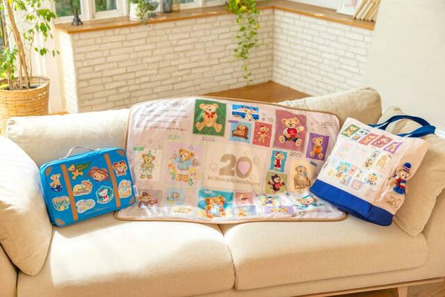 東京ディズニーリゾート「ダッフィー&フレンズ20周年:カラフルハピネス」過去のアートがデザインされたスペシャルグッズ|販売店舗:東京ディズニーシー「マクダックス・デパートメントストア」|発売日:2025年12月18日(木)