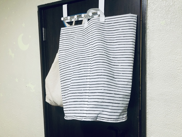 【イケアアイテムでドア掛け収納】散らかる洗濯物をまとめておけて部屋がスッキリ!