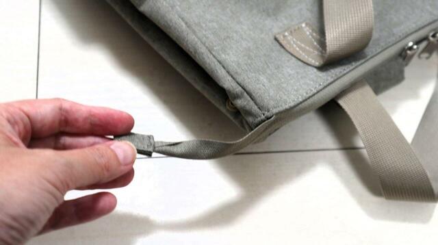 【ワークマン たためて自立する撥水トートリュック】ファスナーの両端は少し余るデザイン。内側に折り込んで隠すこともできます◎