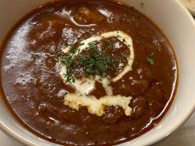 トマトビーフカレーは、シチューのような味わいで、パンともよく合う!