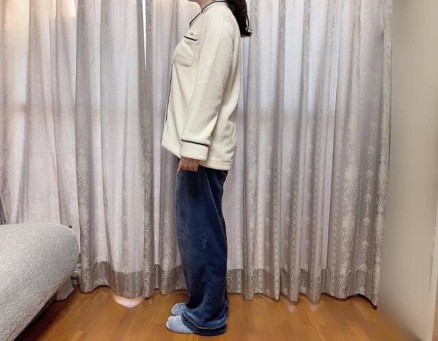 【チュチュアンナ】無地マイクロファイバーパジャマ／オフ白M-Lサイズ着用