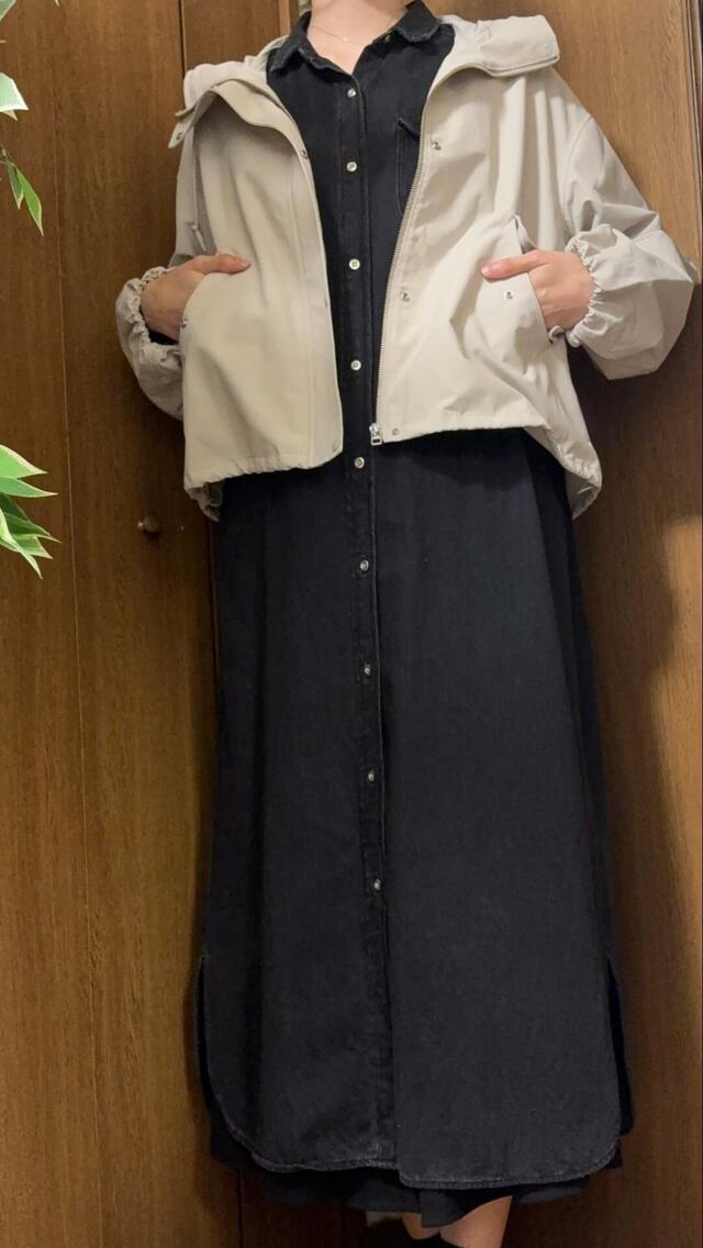 【ユニクロ コットンブレンドショートパーカ】ロング丈のワンピースともバランスが良く、おしゃれに決まります◎