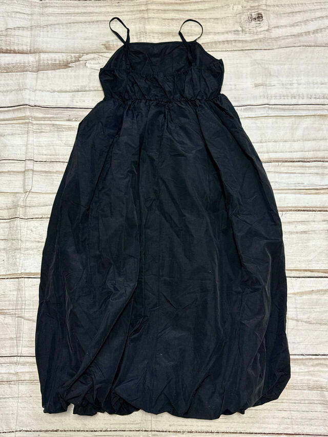 バックスタイル。ふんわりとしたスカートシルエットがかわいい、楽ちんジャンスカ