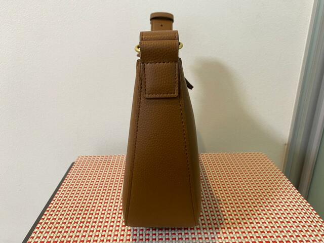 【ユニクロ レザータッチワンハンドルバッグ】価格は税込2990円。ブラウンとブラックの2色展開