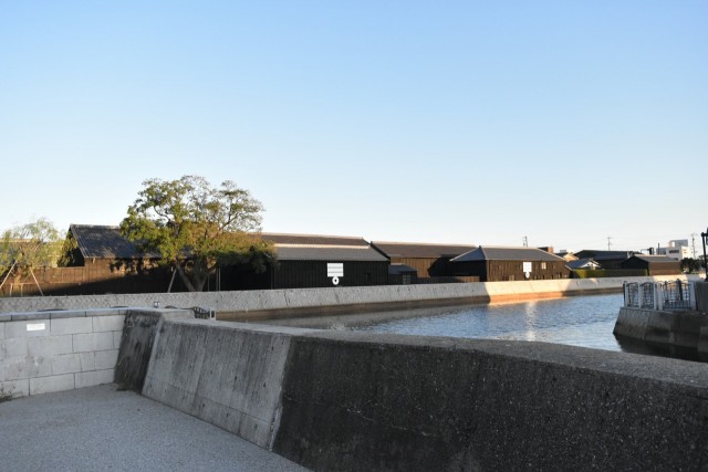 黒塀と運河が美しい