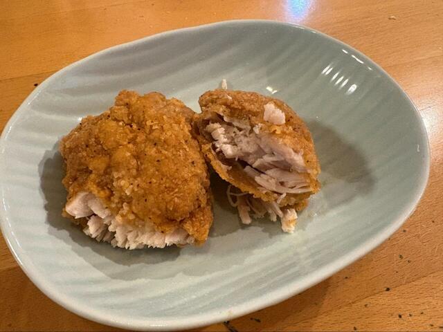 【ロピア 骨なしフライドチキン】衣の層と中身のバランスが絶妙で、ジューシーな仕上がり◎