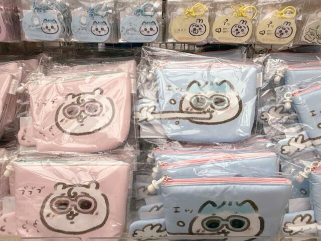 絶対人気間違いなしなポーチ！ファスナーの引き手におしゃぶりのチャーム付きなのがかわいいポイント！