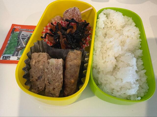 【ロピア 鉄板直火ハンバーグ】息子のお弁当には食べやすいように切ってin!子どもたちも大好きなおかずです♪