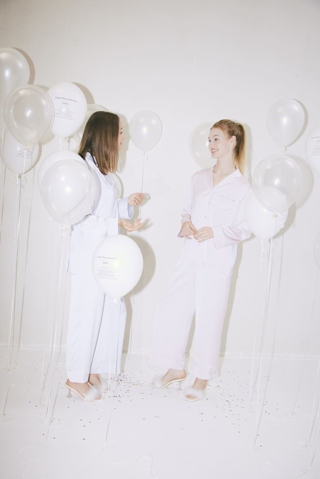 【ジェラート ピケ】「ロゴ刺繍サテンシャツ」￥8,360、「ロゴ刺繍サテンロングパンツ」￥8,360（カラー：ピンク/ブルー、サイズ：フリー）