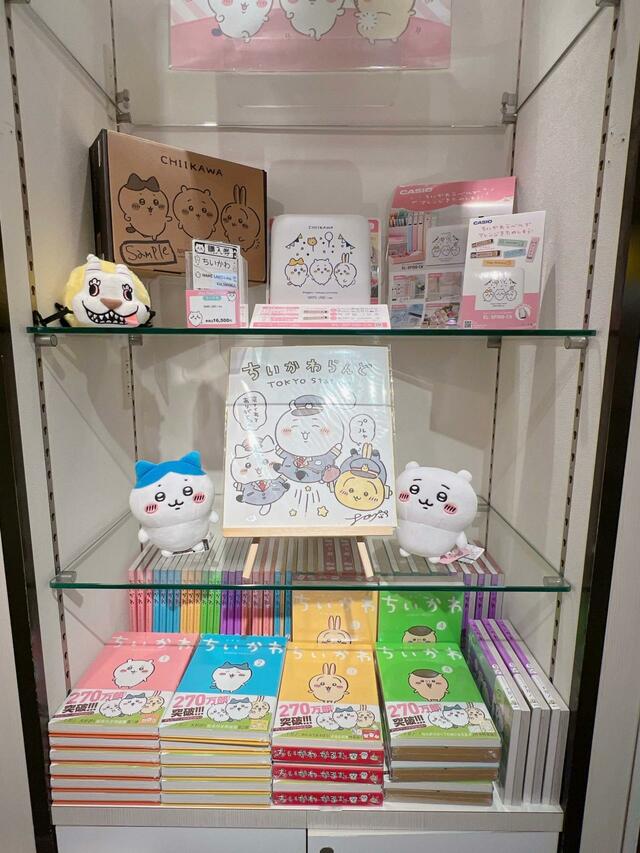 レジの近くにコミック売り場も。ナガノ先生の色紙が飾られています！