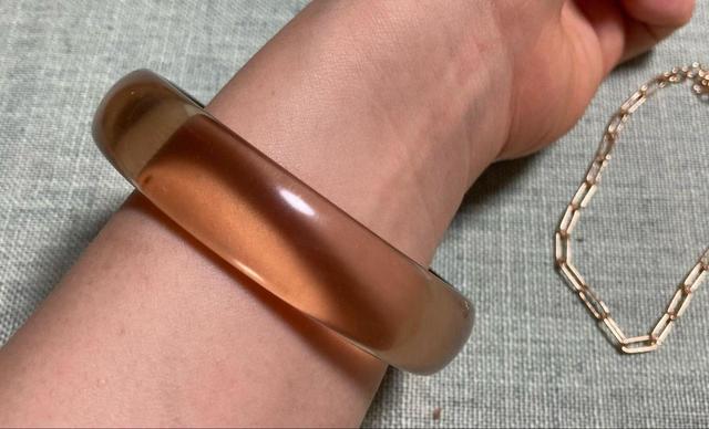 【GU(ジーユー) クリア&メタルチェーンブレスレット】クリアなブラウンカラーが可愛らしい