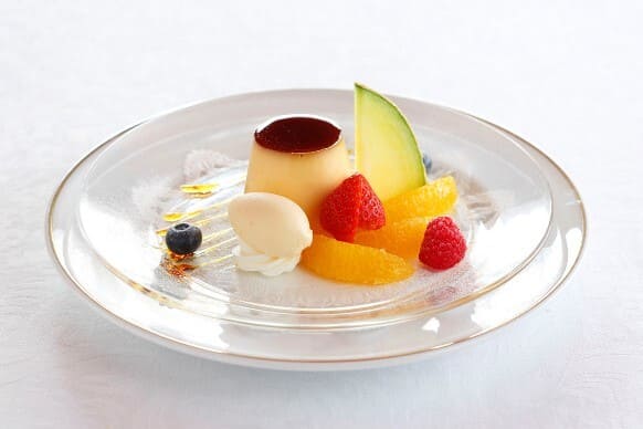 【資生堂パーラー】プリンにフルーツや自家製アイスクリームを飾り付けた「プリン ア ラ モード」