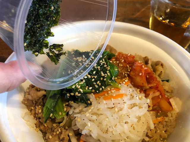 【すき家　おんたま黒ビビンバ牛丼】まずはやみつき海苔を好みでふりかけていきます
