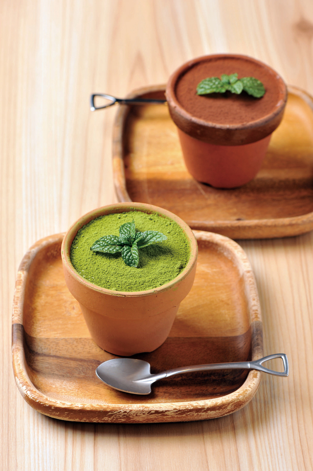 植木鉢風のカップをスコップ型のスプーンで土を掘るように食べ進む遊び心たっぷりのティラミス（抹茶・コーヒー）各540円｜Sakura Table by the River