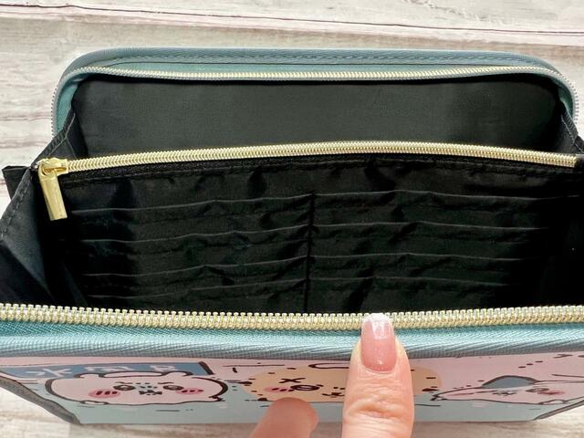 【しまむら：マルチケース（ちいかわ）】仕切りの両側には8個のカードポケット