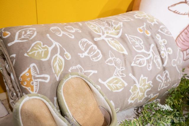 【くまのプーさん　ゆったりお買い物フェア】枕カバーのデザイン　© DISNEY. Based on the 